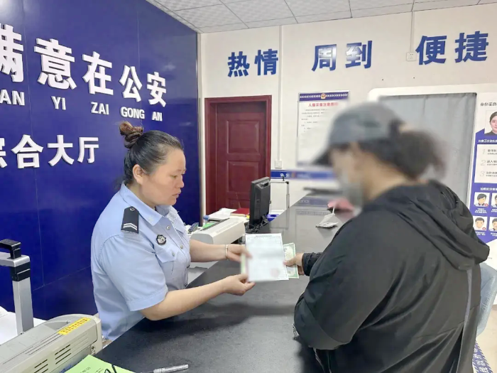 合阳公安帮助群众解决户口难题。.webp