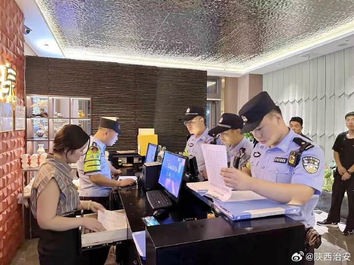 合阳县公安局治安大队组织各派出所深入行业场所开展清查检查.
