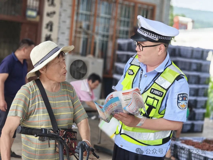 华州公安交警杏林中队民警多措并举加强对道路交通安全管控。