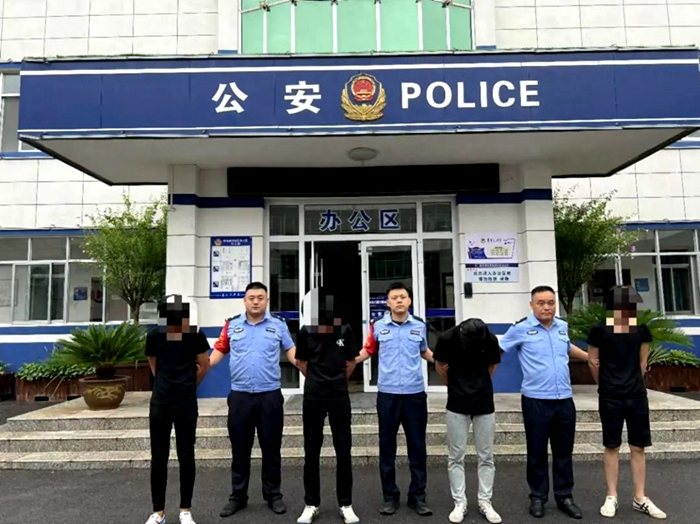 拉车门“挣点钱” 4人盗窃被蒲城警方抓获。