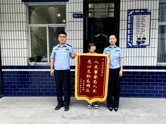 澄城民警追回被盗钱款，失主送锦旗致谢。