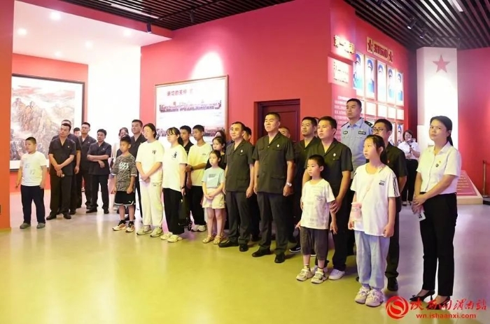 渭南中院退役军人及家属、子女参观渭南容厦双拥展览馆。记者 郝豆 摄