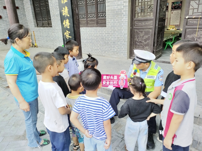 大荔交警走进辅导班为学生们上交通安全课。