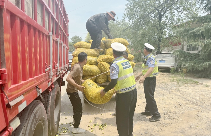 车辆发生擦挂货物散落一地，大荔交警及时帮助车主清理散落的货物。