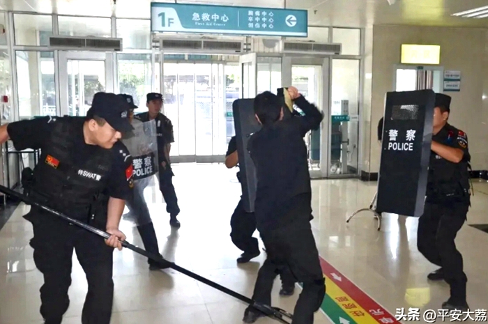 大荔公安巡特警大队深入县医院开展防暴应急演练。