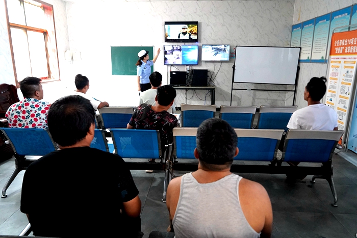 华州公安交警走进汽车检测站开展夏季交通安全宣传活动。