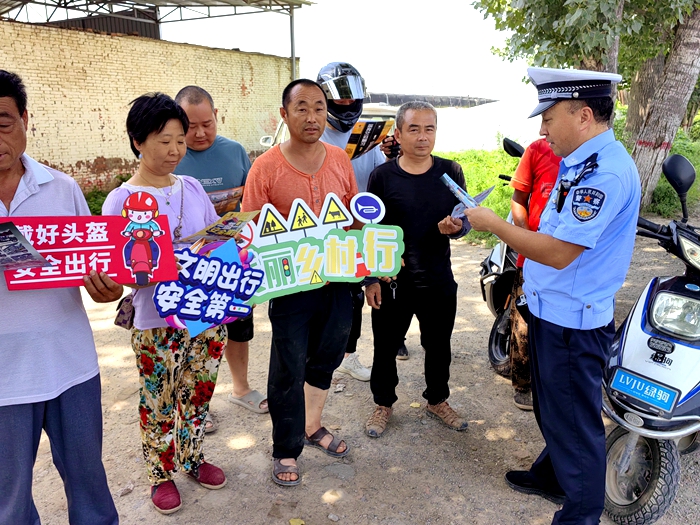 大荔公安交警“村规民约”进农村守护村民平安出行。