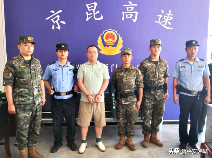 韩城市公安局禹门口公安检查站抓获一名网上逃犯。