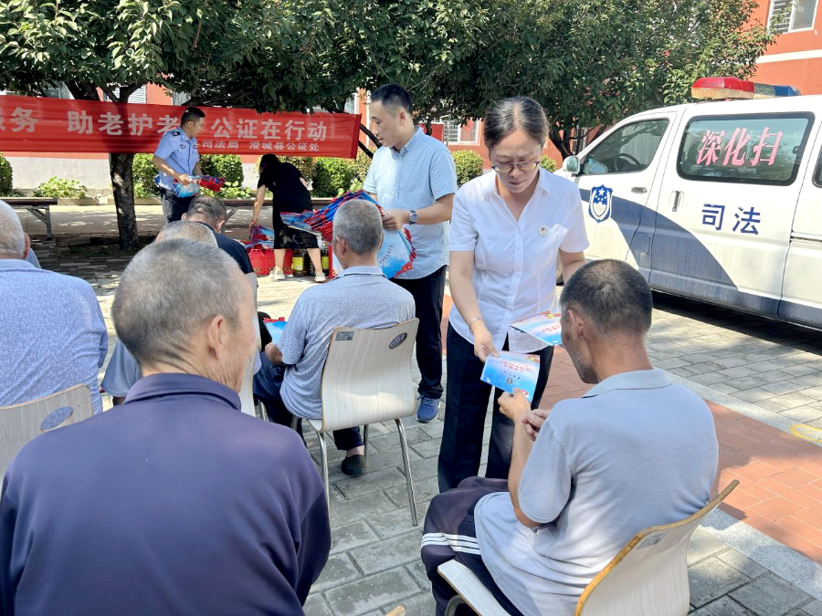 澄城县公证处走进中心敬老院开展公证服务惠老活动。