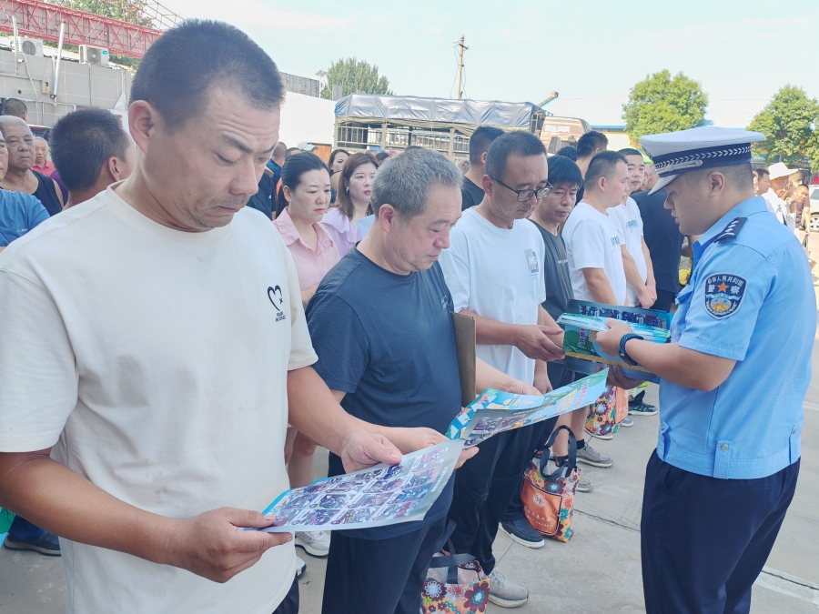 大荔公安交警对货车驾驶员开展交通安全宣传。