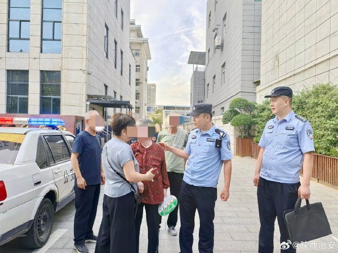 富平公安暖心救助走失耄耋老人。