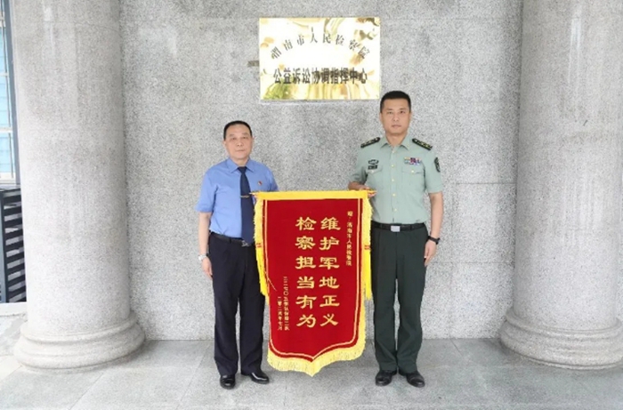 某部队政委张鹏激动的说，并代表部队向渭南市人民检察院赠送一面“维护军地正义，检察担当有为”锦旗。