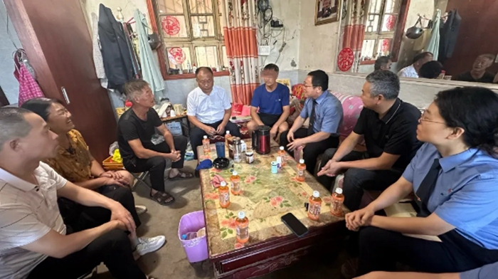 临渭区检察院联合区退役军人事务局对军人军属开展司法救助。