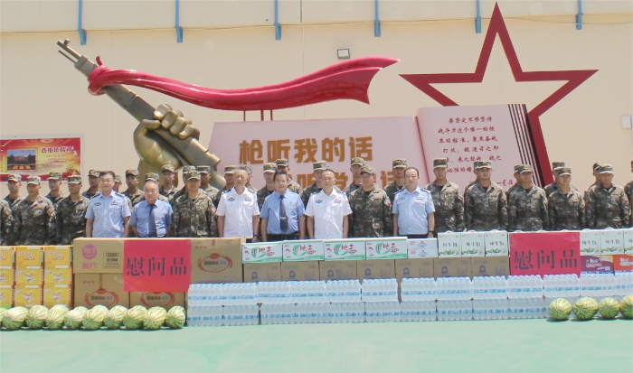 富平县人民检察院开展“八一”走访慰问驻监武警部队活动。