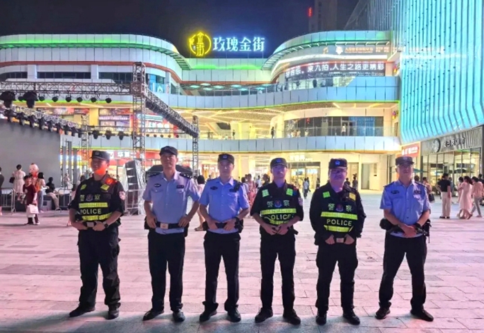 韩城民警在人员密集场所执勤。