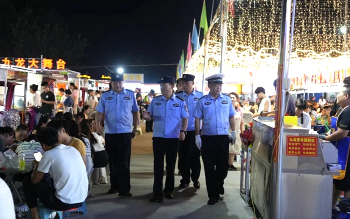 合阳公安民警在人流量密集场所巡逻。