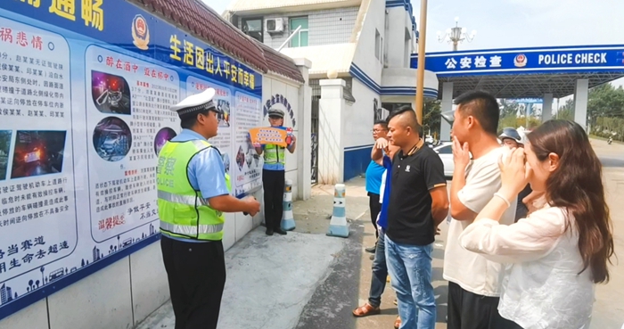 白水公安交警依托执法检查站开展“一盔一带”主题宣传活动。