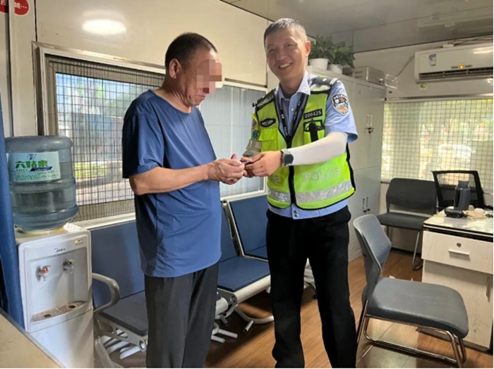 临渭交警执勤捡手机，及时归还暖民心。