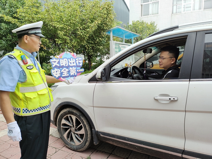 大荔公安交警开展夏季道路交通安全宣传活动。
