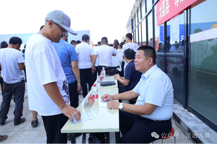 大荔县法律援助中心开展“尊法守法 携手筑梦”公益法律服务活动。