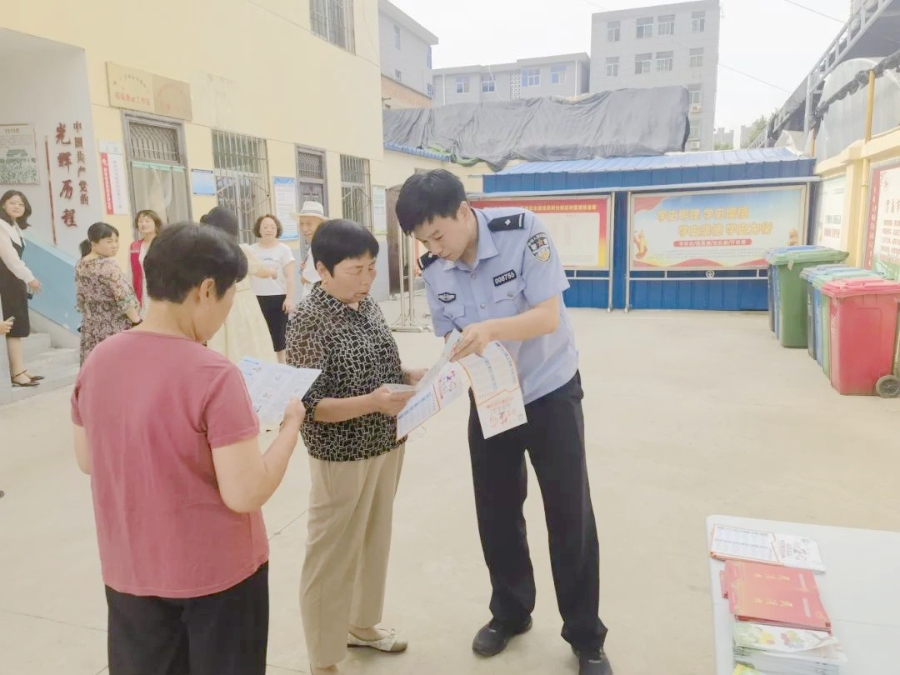 临渭公安分局解放路派出所开展安全防范宣传活动。