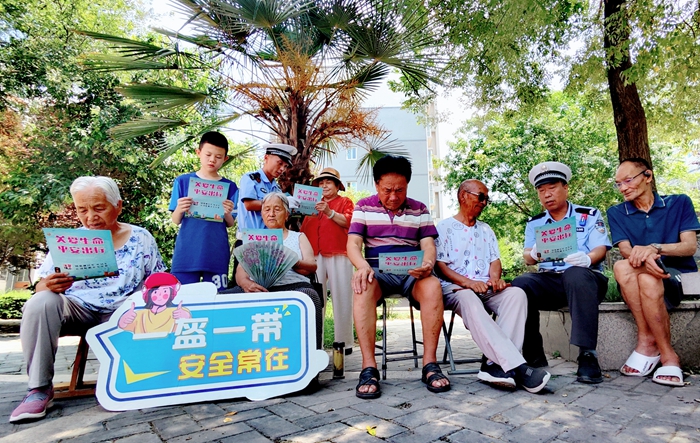蒲城公安交警进社区开展“知危险 会避险”交通安全宣传体验课。
