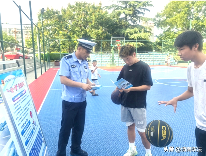 韩城公安交警走进培训班开展交通安全宣传。