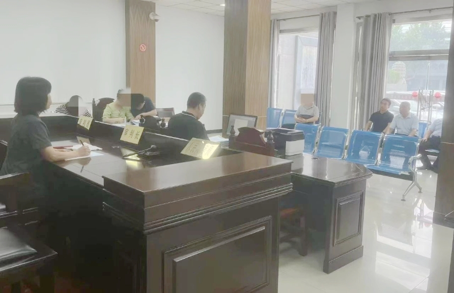 富平县多元化矛盾纠纷调处中心组织调解员旁听庭审.
