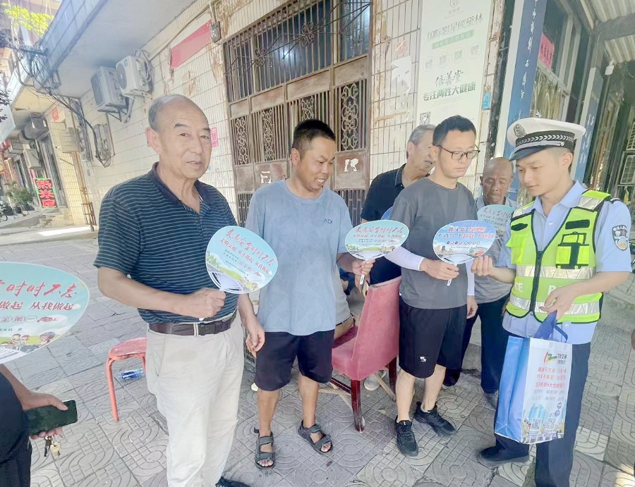 潼关交警开展道路交通安全宣教活动。