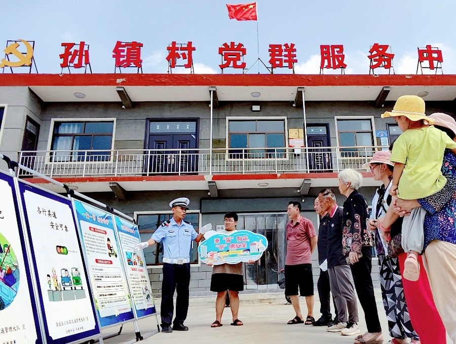 蒲城交警利用农村“大喇叭”开展交通安全大警示宣传活动。