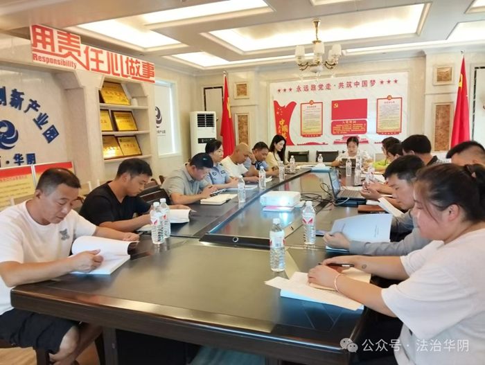 华阴市司法局联合市民营办、市法律援助中心，带领法律顾问，深入华阴市双创园，为企业员工开展“送法规、送政策、送服务”活动。