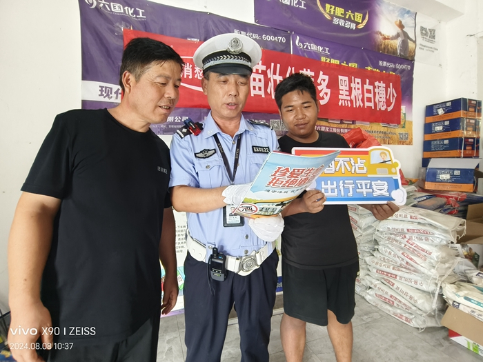 蒲城公安交警深入秦家村委会开展“法治助振兴”“千村宣教”普法主题宣传活动。