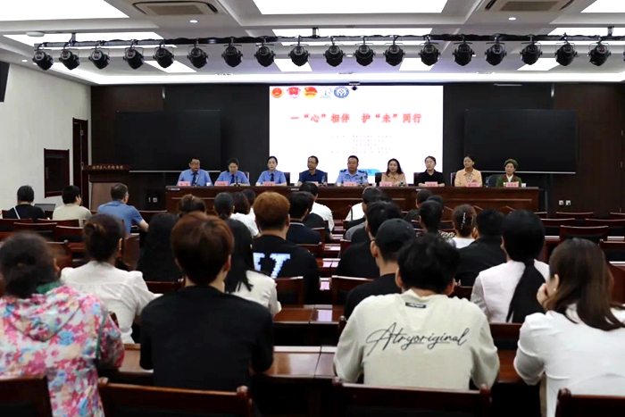临渭检察联合多部门为14名未成年社区矫正对象及其监护人开展主题教育活动。