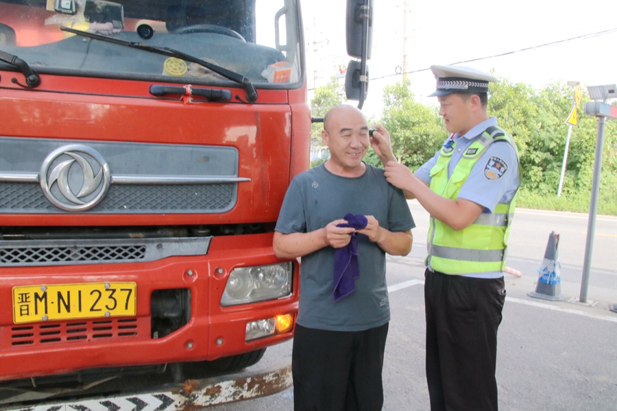 华阴交警对过往货运车、长途客车开展“唤醒服务”。