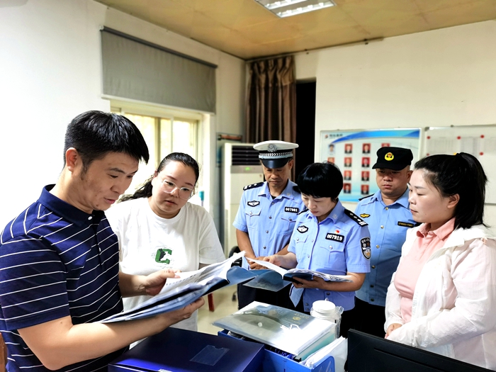 华州公安交警联合交运部门深入企业开展交通安全大检查。