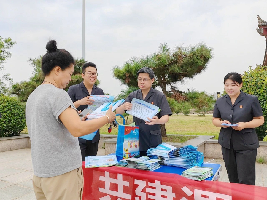 临渭区法院组织干警在沋河国家湿地公园开展生态日宣传活动。