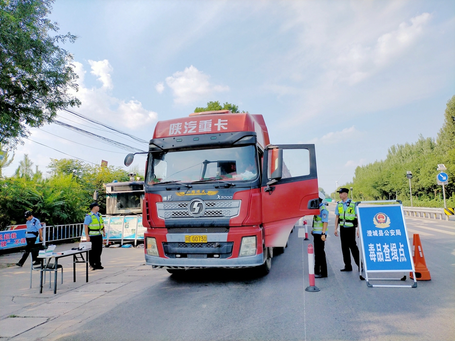 澄城县公安局禁毒文物大队联合交警大队集中开展毒品公开查缉行动。
