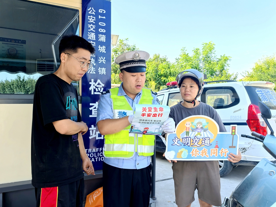 蒲城交警依托执法检查站对过往驾乘人员开展交通安全宣传。