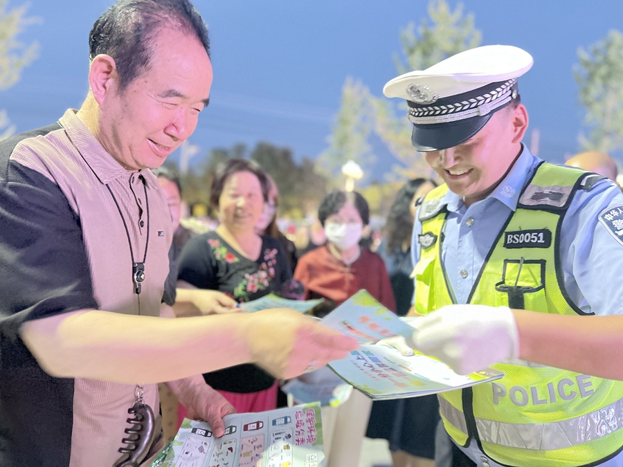 白水交警借助“大地欢歌 舞动白水”主题活动开展交通安全宣传活动。