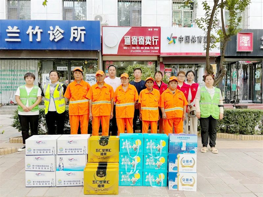 富平县人民法院开展“夏日送清凉”暨文明城市创建志愿者服务活动。