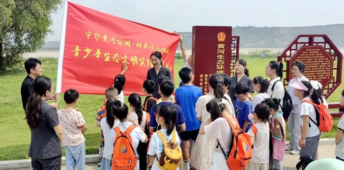 30余名中小学生探访潼关法院黄河生态环境司法修复保护基地。