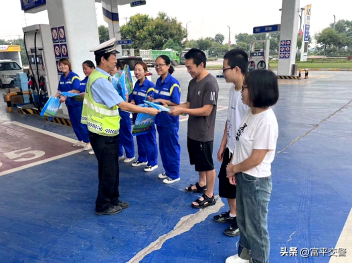 富平交警进加油站宣传交通安全。