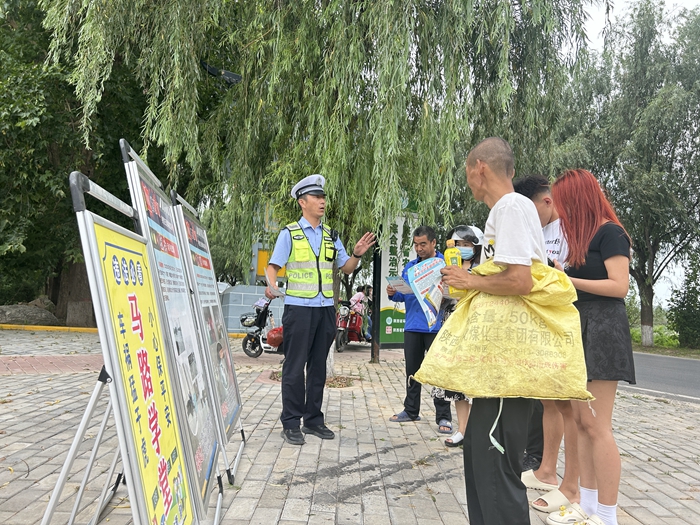 白水县公安局交通管理大队宣传民警走进辖区和家卓村开展“法治助振兴”“千村宣教”普法主题宣传活动。