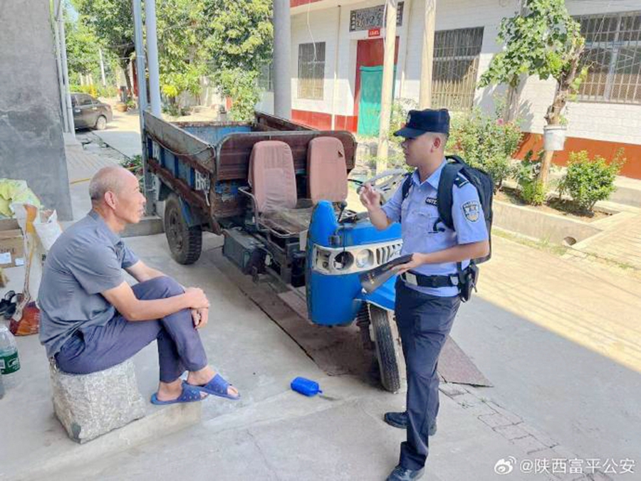 富平公安通过与辖区群众闲聊天、拉家常等方式向群众宣传反诈、防溺水、防盗窃、消防等安全知识。