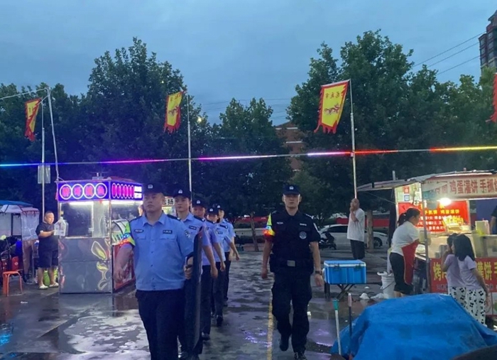 合阳公安民警在人流量密集场所巡逻。