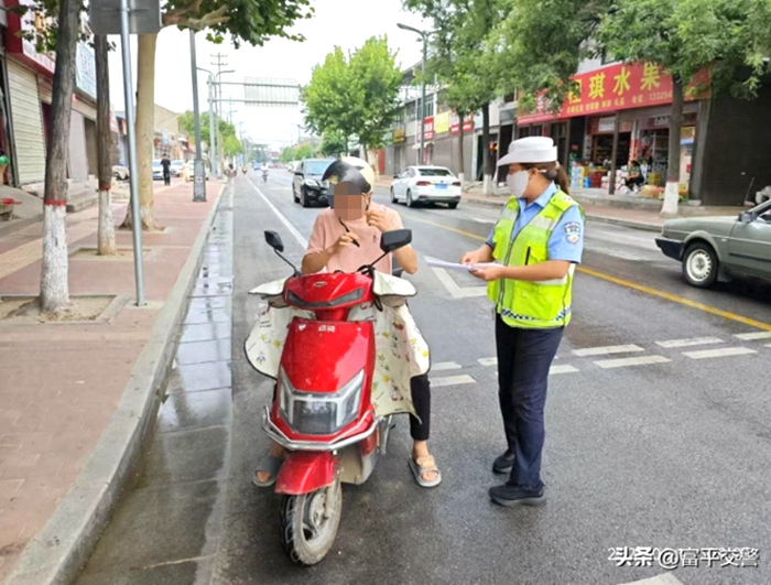 富平县公安局交警大队全体执勤民辅警不惧“烤”验， 坚守路面执勤一线。