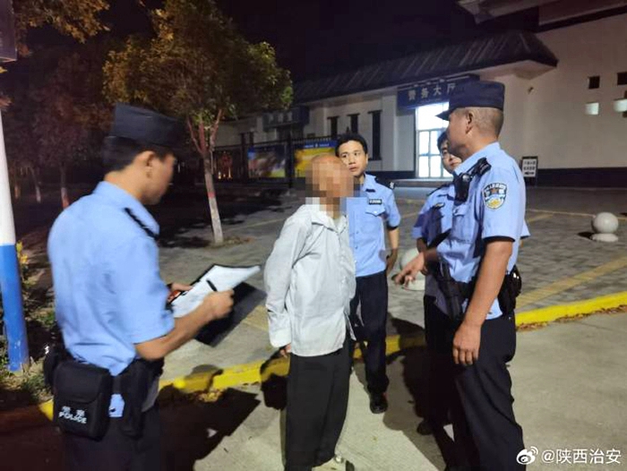 老翁贪杯骑行迷路，富平民警深夜安全护送。
