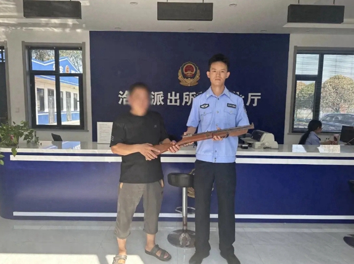合阳村民主动上交土枪一把。