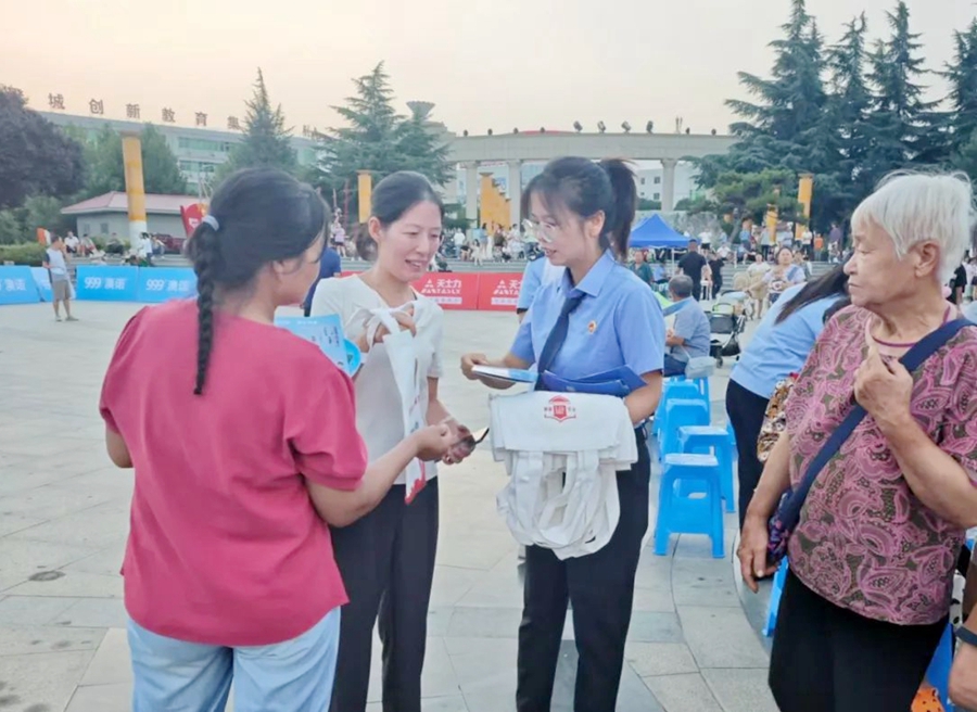 澄城县人民检察院参加“渭妇筑爱心 乡亲伴我行”文艺下乡暨巾帼普法宣传。