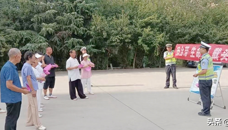 富平交警走进广场向晨练居民宣传交通安全.
